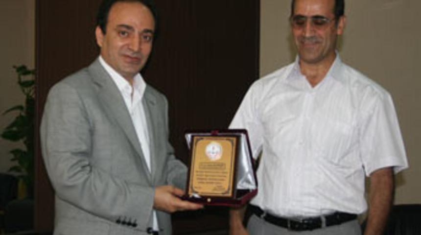 S&uuml;r&uuml;c&uuml; pisti i&ccedil;in Baydemir&rsquo;e plaket