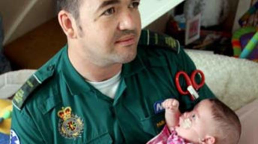 Bebeğin hayatını &ccedil;&ouml;p poşetiyle kurtardı