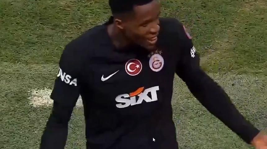 Zaha ile Okan Buruk arasında gerginlik! 87. dakikada oyundan alınmasına rağmen saha kenarında çılgına döndü