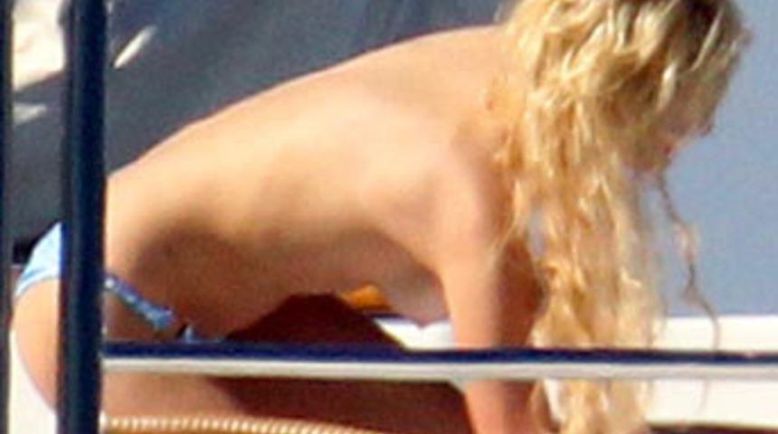 Serbest kalınca &uuml;sts&uuml;z poz verdi