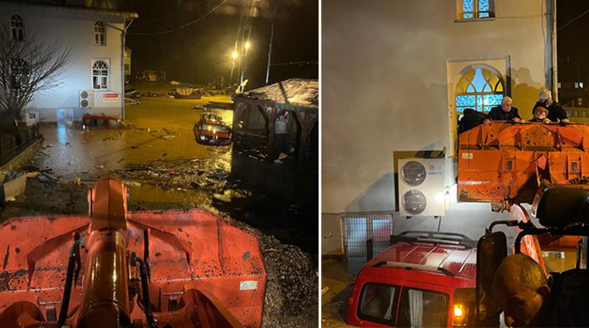 Artvin'de yollar göle döndü, camide mahsur kalan cemaat kepçeyle kurtarıldı