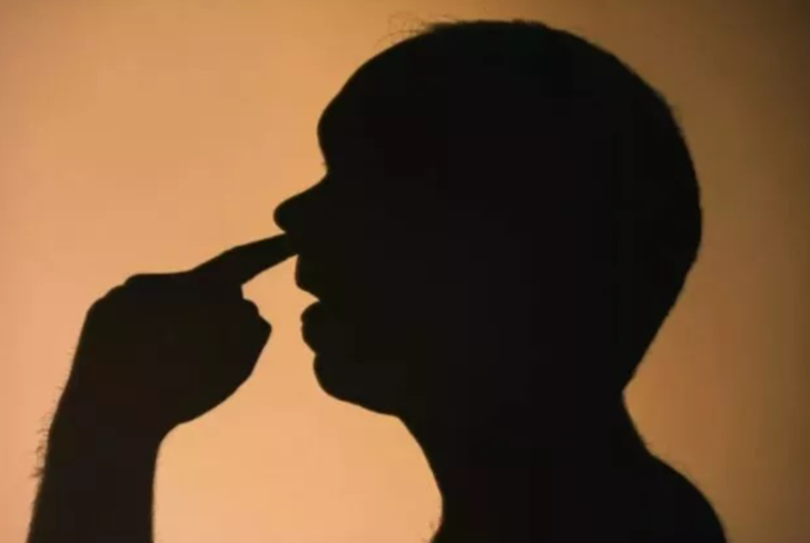 Elinizi burnunuza götürürken bir kez daha düşünün! Meğer tehlikeli hastalık parmaklardan beyne geçiyormuş G3