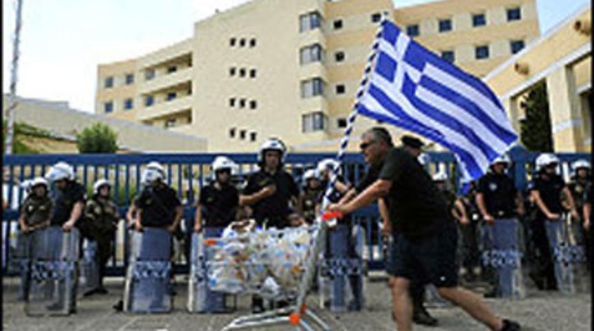 Komşu her şeyini satıyor!