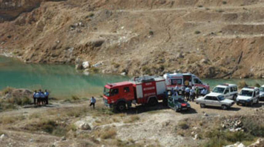 Fotoğraf &ccedil;ektirirken g&ouml;lete d&uuml;şt&uuml;ler