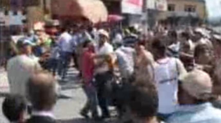 CHP'liler 'evet' diyen vatandaşa saldırdı!