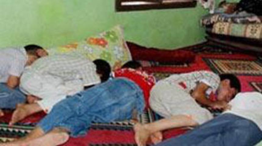 Kayınpederinin evini kalaşnikofla bastı