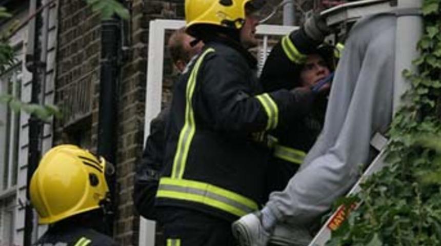 Hırsızın poposu pencereye sıkıştı