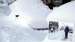 O ilde 55 yılın rekoru! Arabalar kara gömüldü... Karla kaplı cadde ve sokaklarda kayak yaptı '133 cm'i geçme ihtimali var' uyarısı