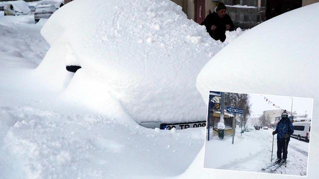 O ilde 55 yılın rekoru! Arabalar kara gömüldü... Karla kaplı cadde ve sokaklarda kayak yaptı '133 cm'i geçme ihtimali var' uyarısı