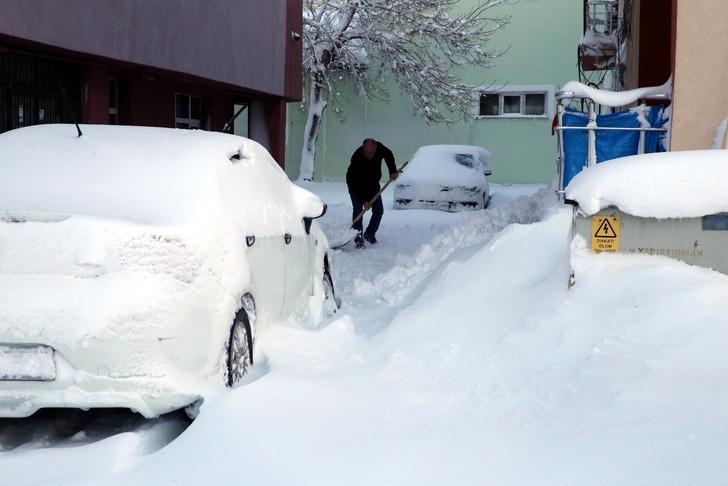O ilde 55 yılın rekoru! Arabalar kara gömüldü... Karla kaplı cadde ve sokaklarda kayak yaptı '133 cm'i geçme ihtimali var' uyarısı G1