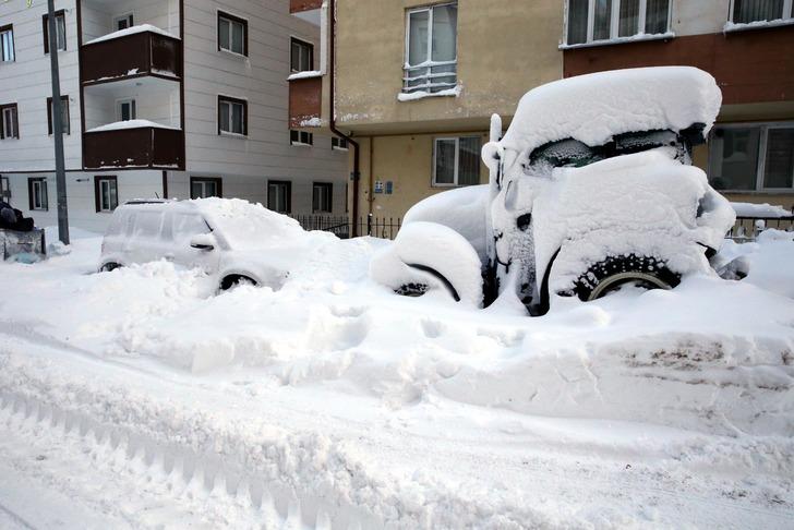 O ilde 55 yılın rekoru! Arabalar kara gömüldü... Karla kaplı cadde ve sokaklarda kayak yaptı '133 cm'i geçme ihtimali var' uyarısı G3