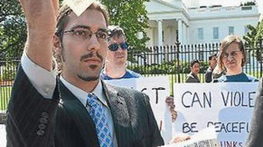 Kuran&rsquo;ı Kerim&rsquo;i yırttılar