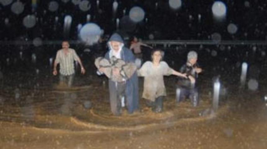 Rize'de sel felaketi: 8 &ouml;l&uuml;