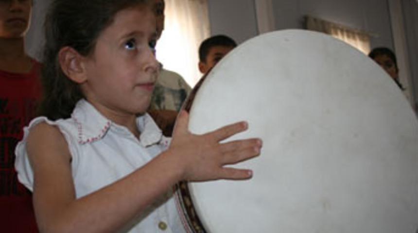 &Ccedil;ocuklar m&uuml;zikle tanışıyor