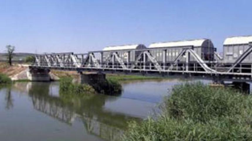 Balık tutarken tren &ccedil;arptı!