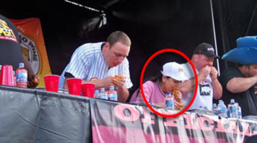 181 tavuk kanadı yedi, "a&ccedil;ım" dedi