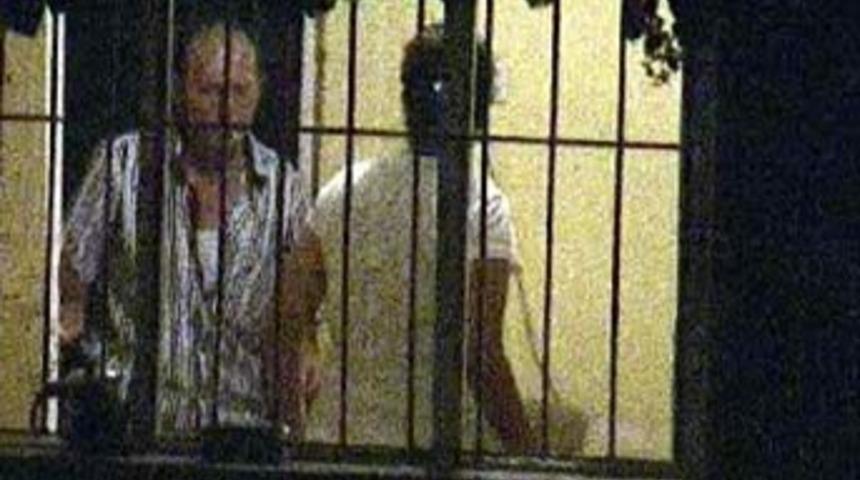 Boşanmak istemeyen eşini rehin aldı