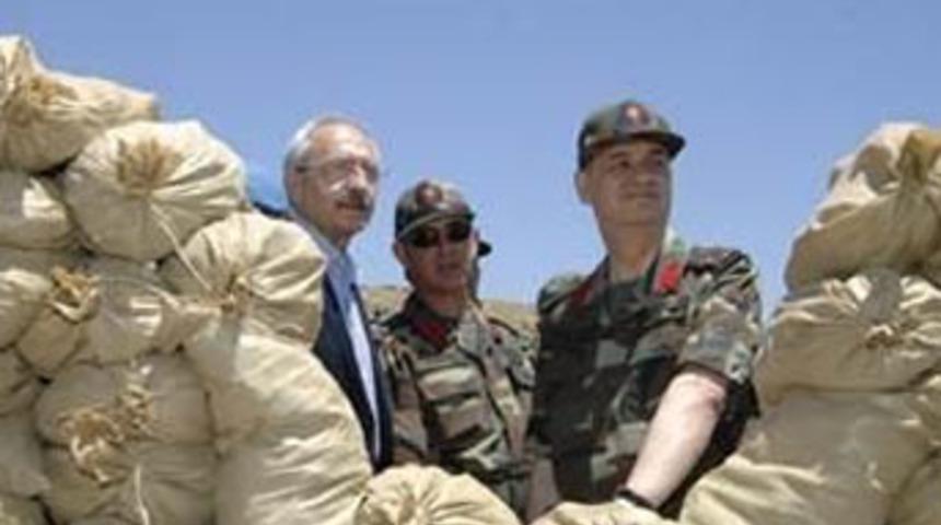 'Boyu kadar siperin arkasında duruyor'