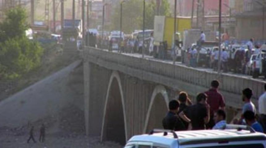 PKK ile &ccedil;atışmayı binlerce insan izledi