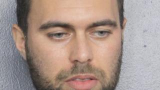 Çıplak yolcu havalimanını birbirine kattı! Hiçbir şey olmamış gibi tur attı... Güvenliği kandırmaya çalıştı