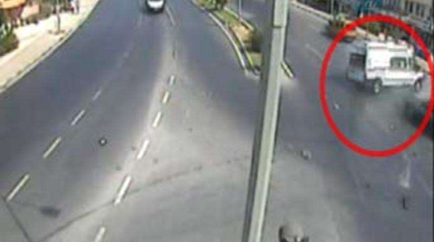 Ambulans kazası saniye saniye kamerada!