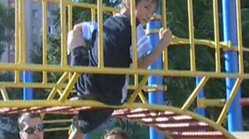 &Ccedil;ocuk parkında g&ouml;r&uuml;nmez kaza