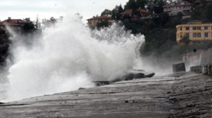 Tatilcilere fırtına yol vermiyor