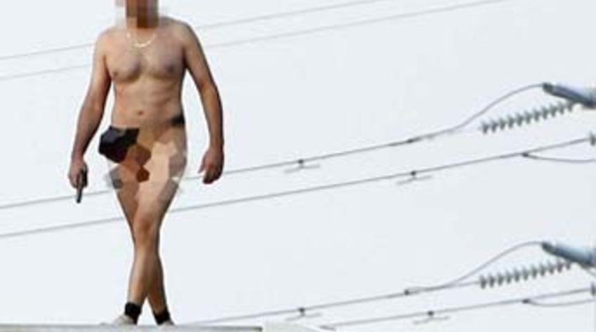 Çıplak mülteci hakim karşısında