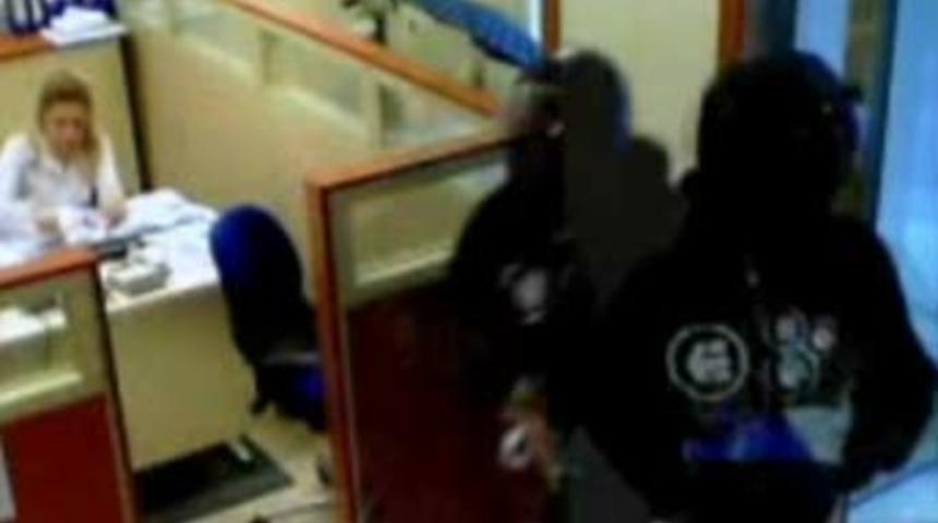 Kılık değiştirip banka soydular!