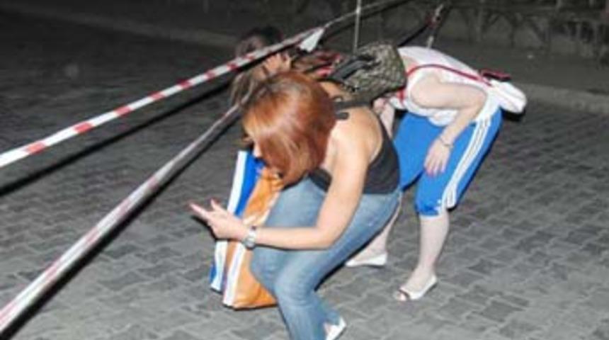 'Yol benim' dedi, trafiğe kapattı!