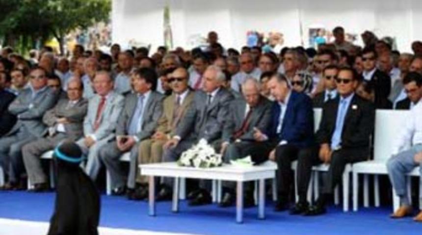 Protokolde &ccedil;arşaflı &ccedil;ocuk