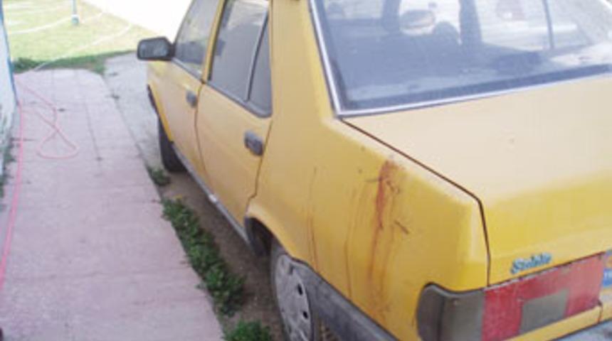 Taksicinin boğazını kesip, aracını yaktılar