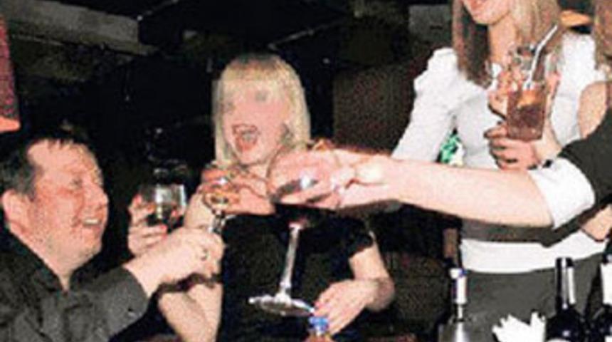 Seks karşılığında vize el&ccedil;iyi yaktı