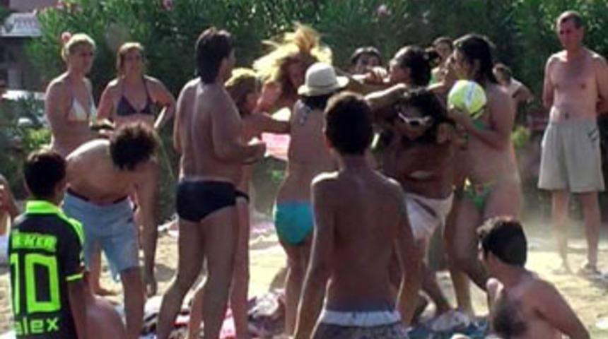 Plajda kadınlar yumruk yumruğa kavga etti