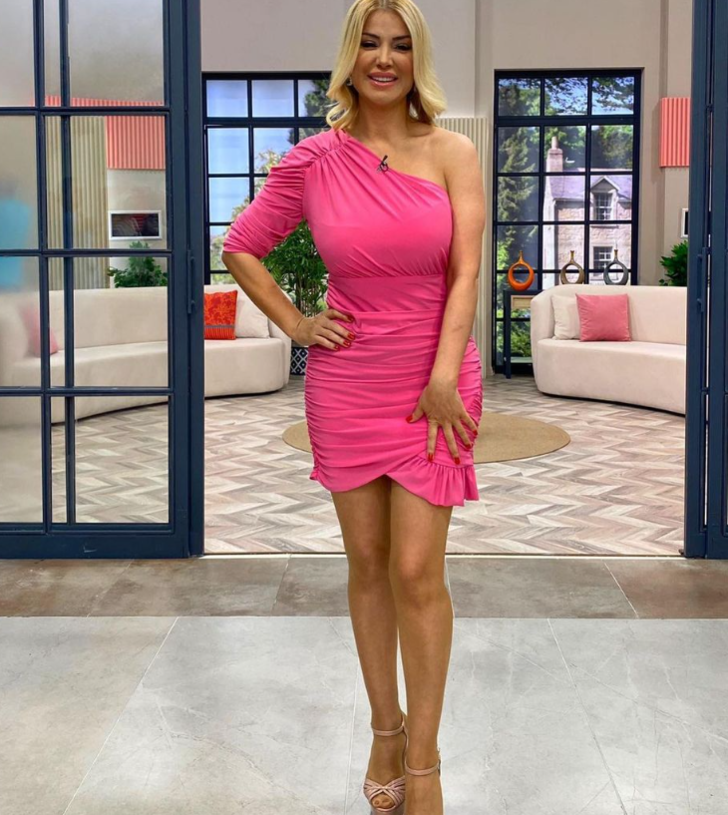 Estetik operasyonlarıyla bambaşka biri olan türkücü Songül Karlı ev halini paylaştı! Kimse ona benzetemedi G1