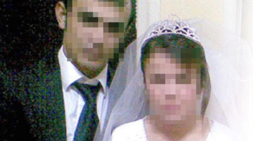 Gerdek gecesi eşini sırtından bı&ccedil;akladı