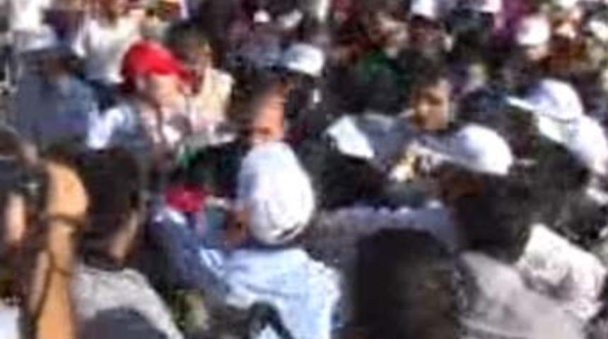 Miting &ouml;ncesi kavga &ccedil;ıktı!