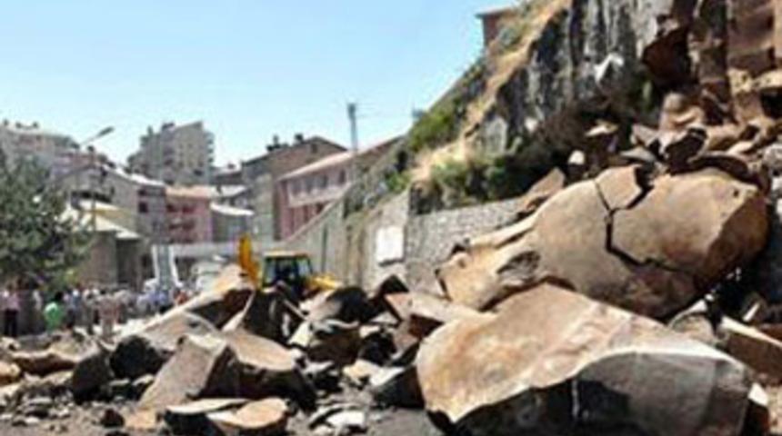 Bitlis'te kayalar koptu