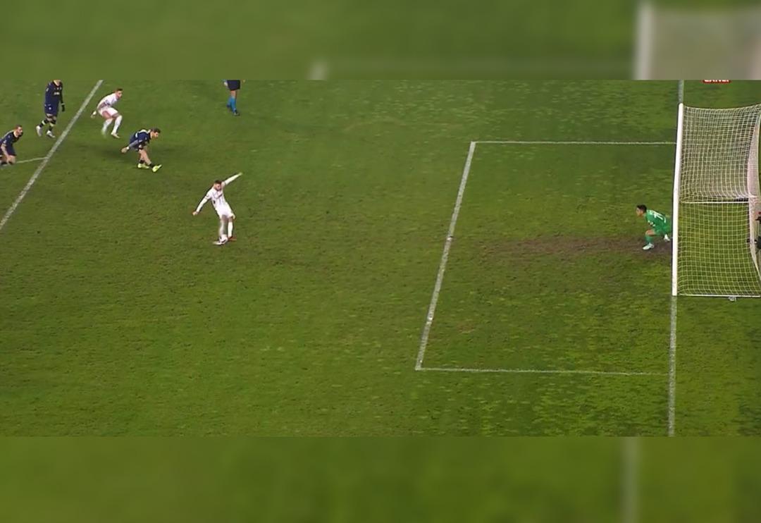 Fenerbah&ccedil;e'nin kullandığı penaltı tartışmalara neden oldu! İrfan Can Eğribayat'ın ayağı &ccedil;izgide olmadığı i&ccedil;in tekrarı istendi...