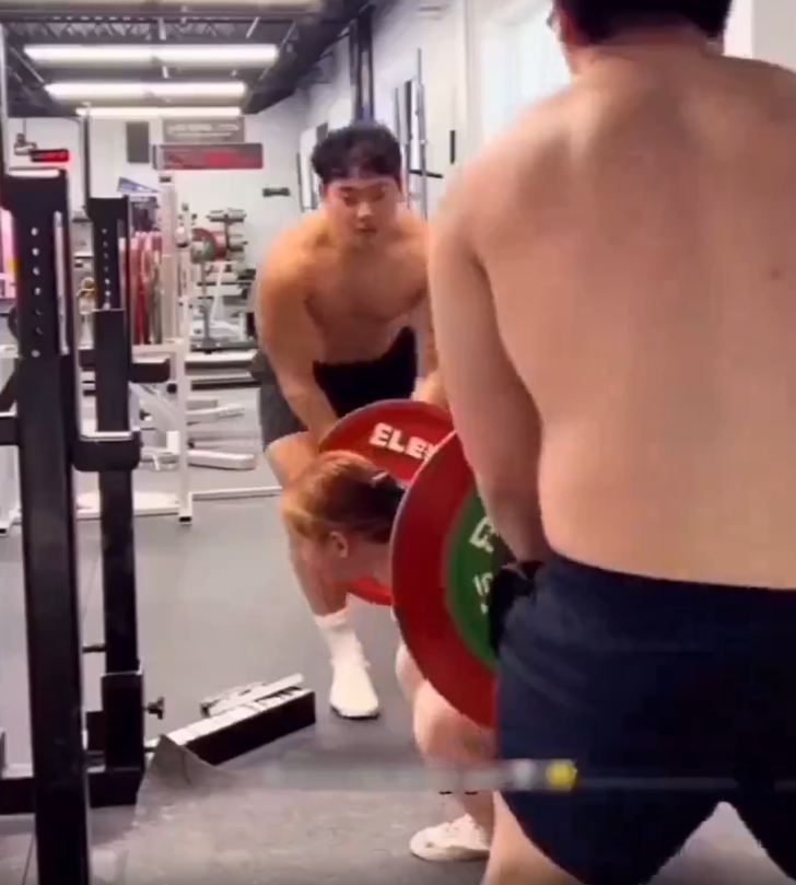 Spor salonunda utandıran anlar! Halteri yanlış kaldıran kadın altına kaçırdı... Çevresindekilerden böyle yardım istedi G4