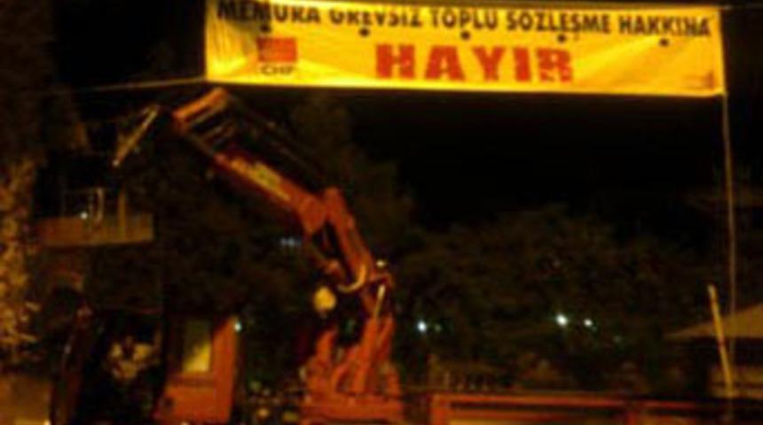 Polisten "Hayır" pankartı operasyonu