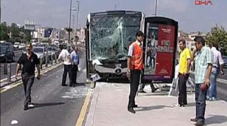 Metrob&uuml;s durağa &ccedil;arptı!