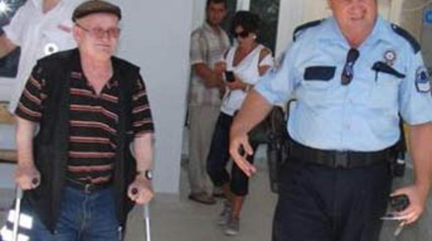 77'lik dede adam bı&ccedil;akladı!