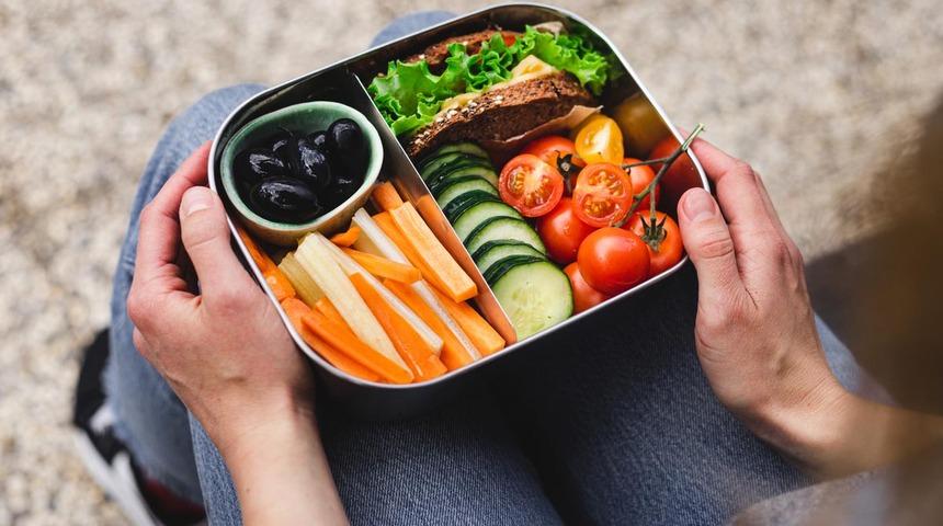 İşe giderken hazırlayabileceğiniz öğle yemeği fikirleri