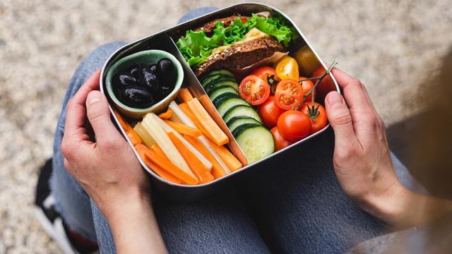 İşe giderken hazırlayabileceğiniz öğle yemeği fikirleri