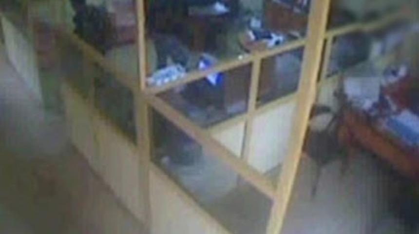 Anne ve oğlun &ouml;l&uuml;m anı g&uuml;venlik kamerasında