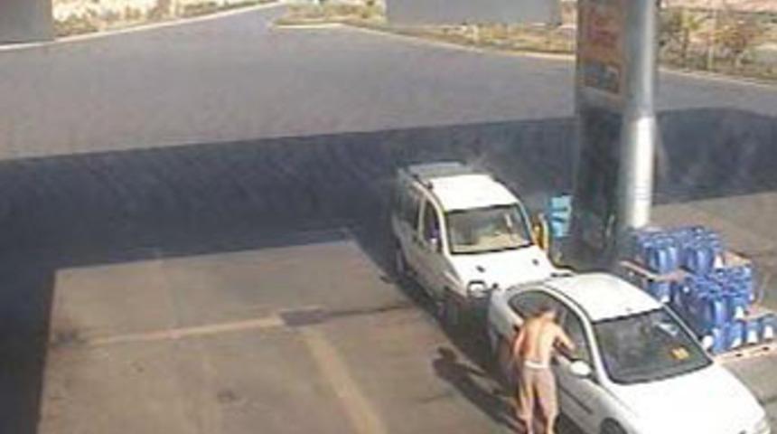 Yardım ettiği kişi, cep telefonunu &ccedil;aldı