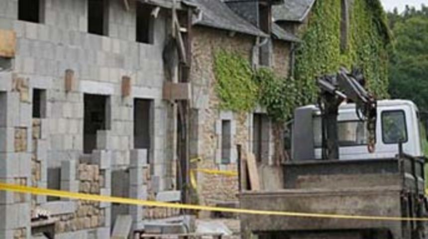 &Ouml;ld&uuml;rd&uuml;, yaktı, k&uuml;lleri betona g&ouml;md&uuml;