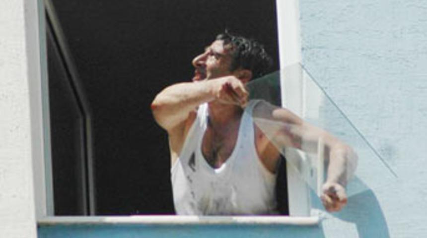 Cinnet ge&ccedil;iren &ouml;ğretmen evini yaktı