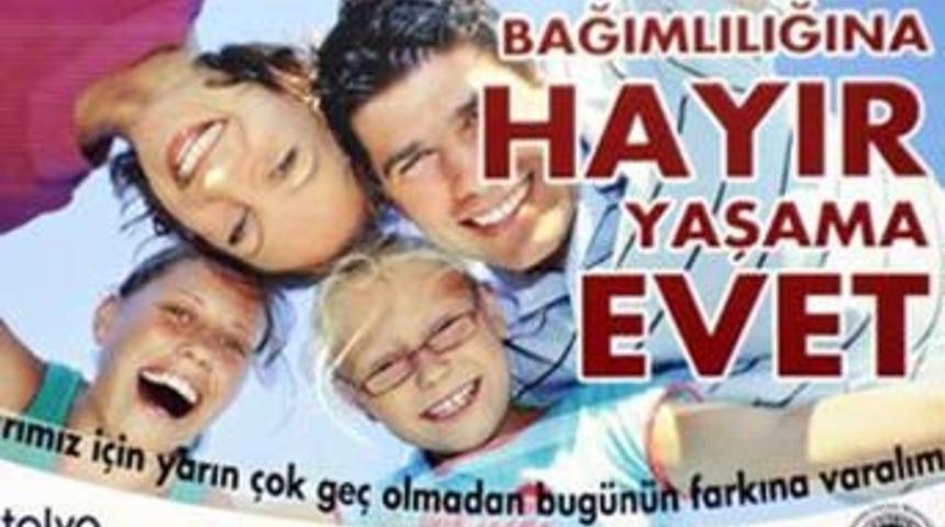 CHP tepki g&ouml;sterdi, polis afişi topluyor